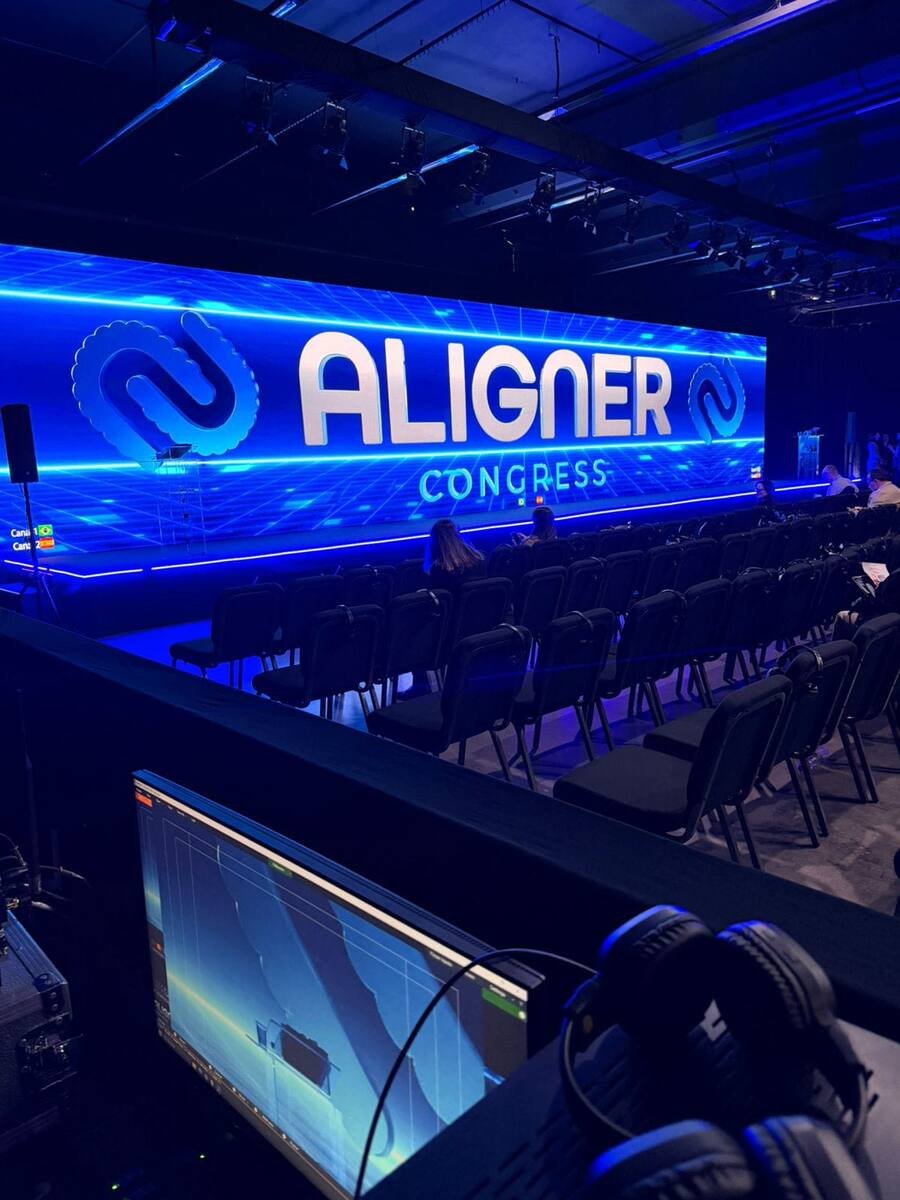 Painel de LED azul no Aligner Congress