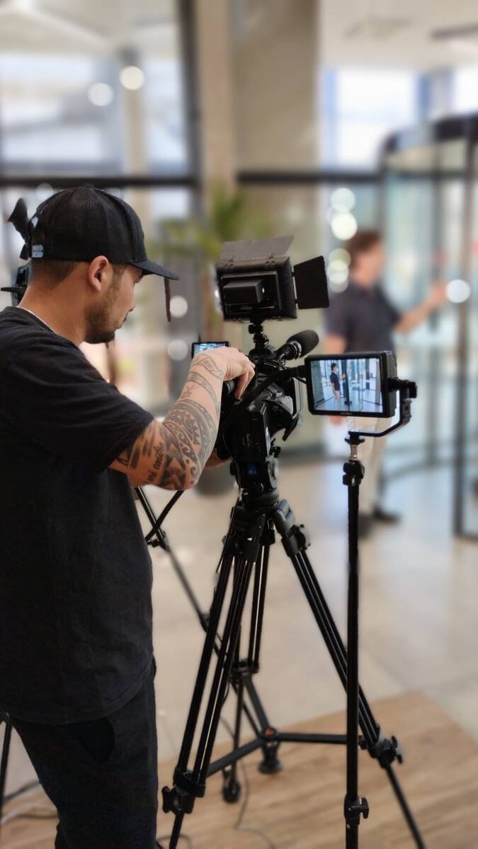 Operador de câmera captando imagem multicâmera em evento corporativo