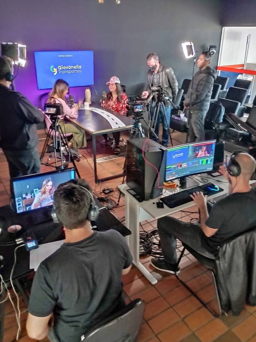 Bastidor de gravação de podcast com equipe técnica da Lindberg