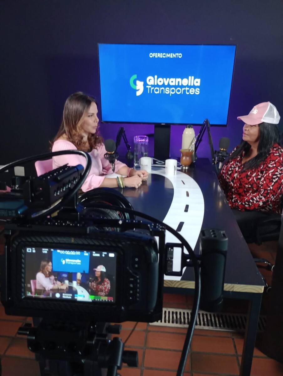 Entrevista em podcast com a Giovanella Transportes no estúdio Lindberg