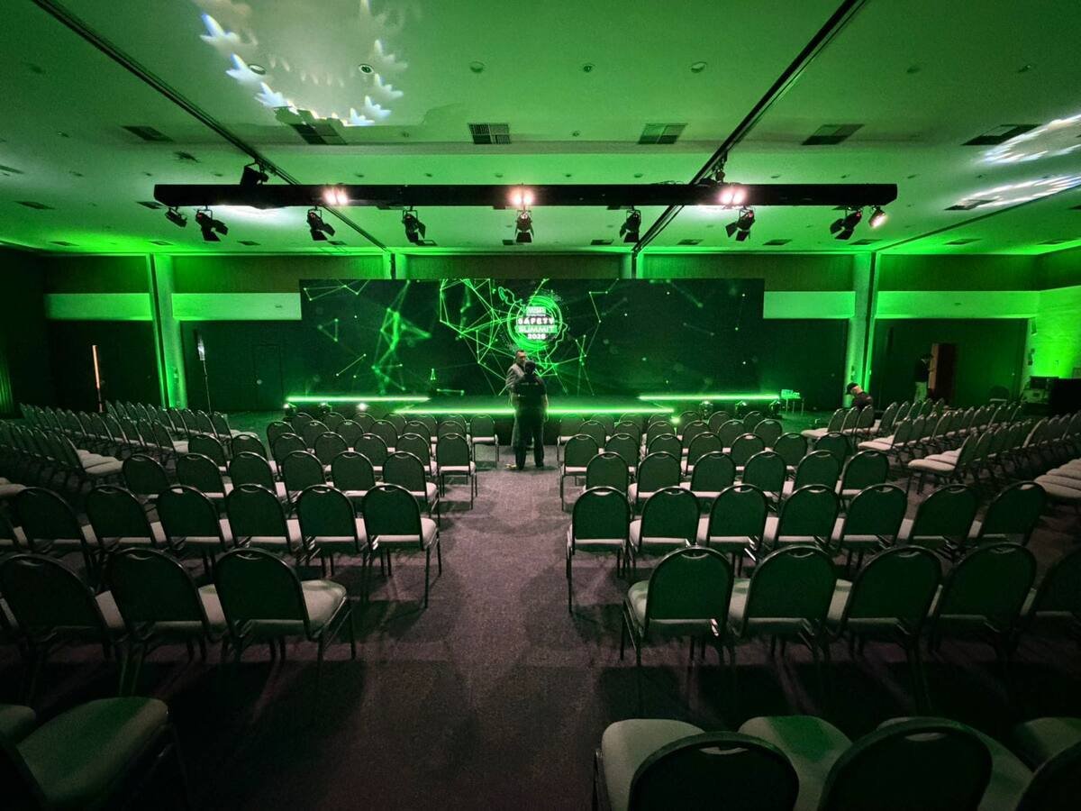 Painel de LED verde montado em evento corporativo