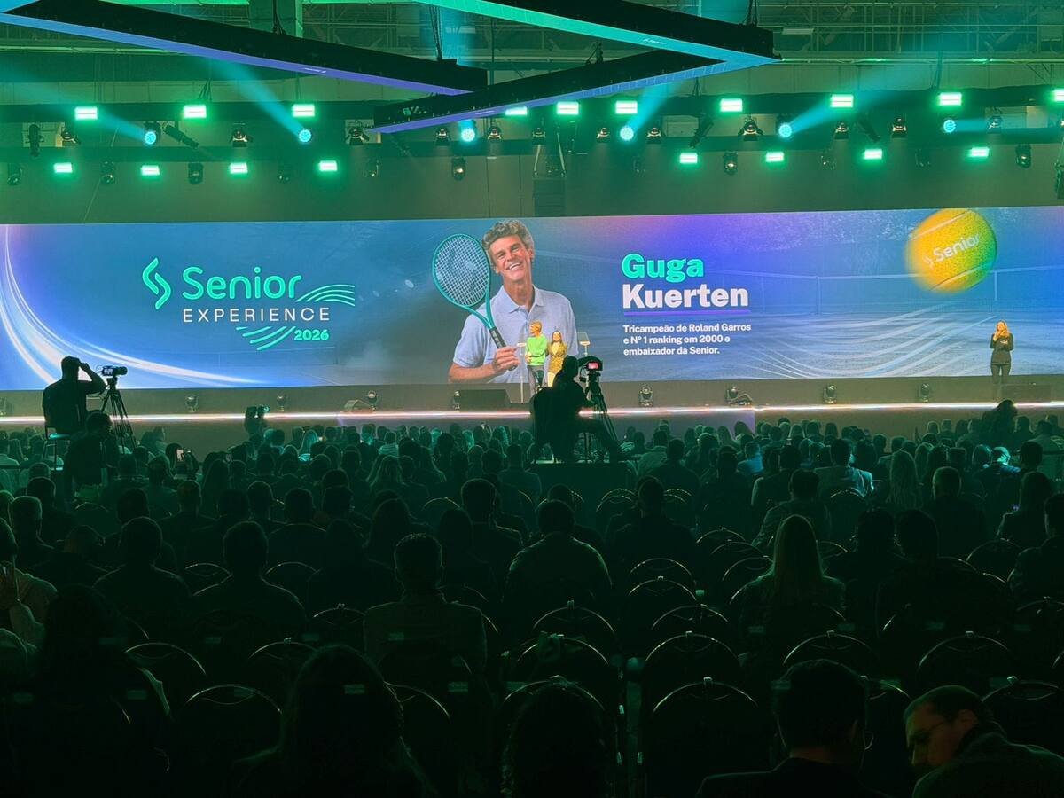 Palco do Senior Experience 2026 com painel de LED